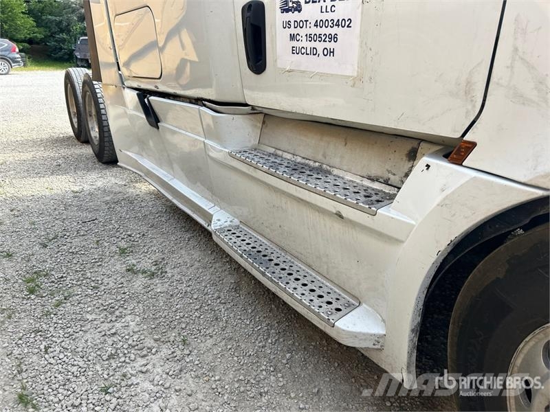 Freightliner Cascadia 126 6x4 T/A Sleeper Truck Tractor Tractor Units