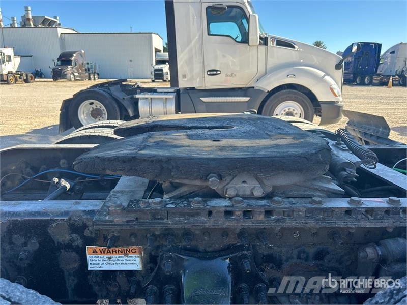 Freightliner Cascadia 126 6x4 T/A Sleeper Truck Tractor Tractor Units