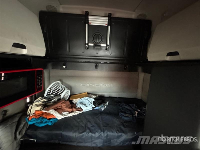 Freightliner Cascadia 126 6x4 T/A Sleeper Truck Tractor (Inoper Cabezas tractoras