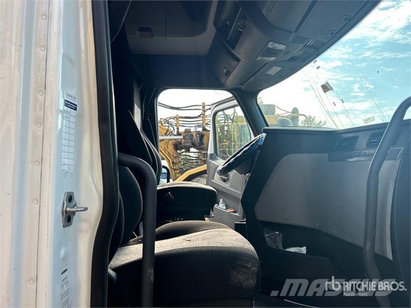 Freightliner Cascadia 126 6x4 T/A Sleeper Truck Tractor Tegljači