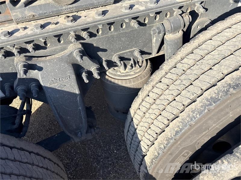 Freightliner Cascadia 126 6x4 T/A Sleeper Truck Tractor Vilcēji