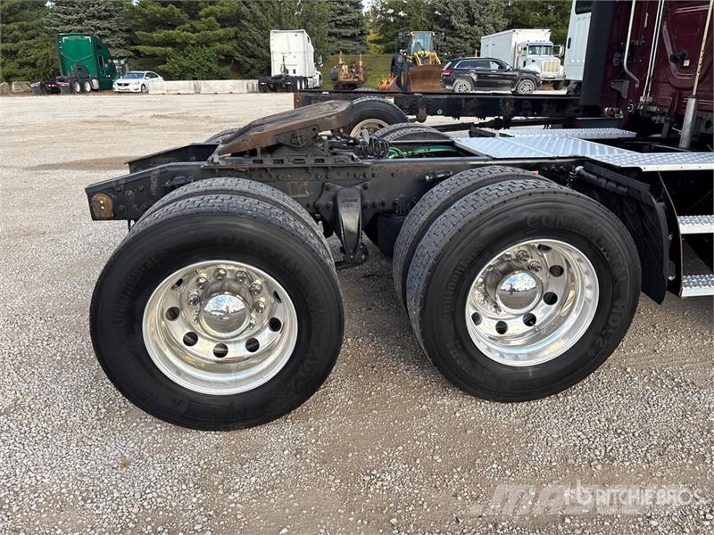 Freightliner Cascadia 126 6x4 T/A Sleeper Truck Tractor وحدات الجر