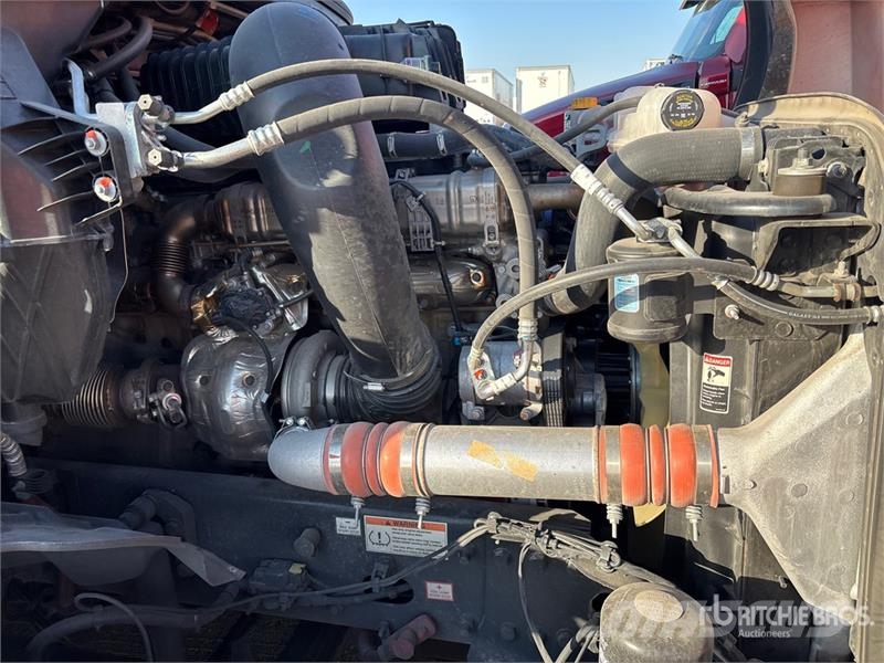 Freightliner Cascadia 126 6x4 T/A Sleeper Truck Tractor Vilcēji