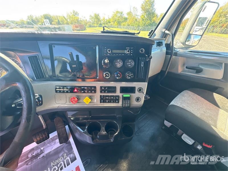 Freightliner Cascadia 126 6x4 T/A Sleeper Truck Tractor (Inoper Camiones tractor