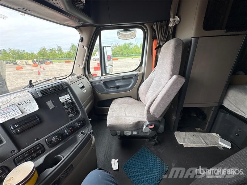 Freightliner Cascadia 125 6x4 T/A Sleeper Truck Tractor Vlačilci
