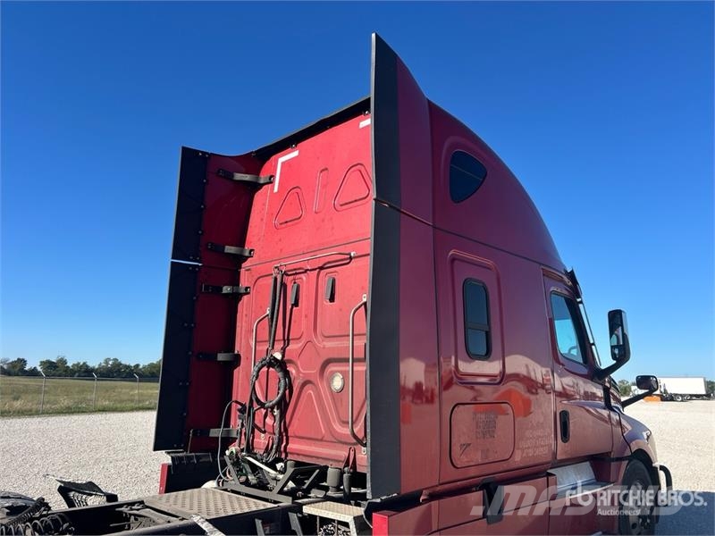 Freightliner Cascadia 126 6x4 T/A Sleeper Truck Tractor Tegljači