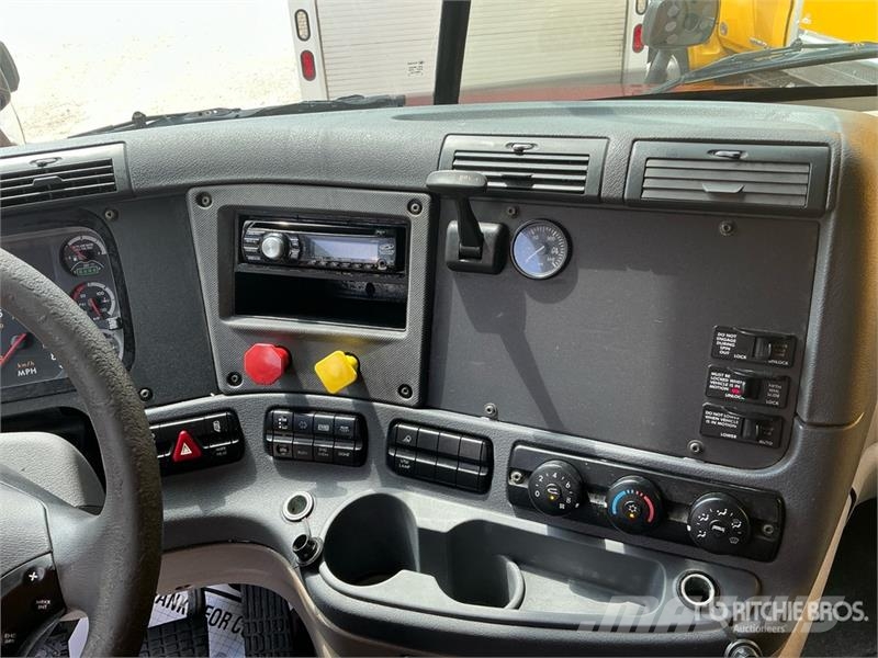 Freightliner Cascadia 125 6x4 T/A Sleeper Truck Tractor Tegljači