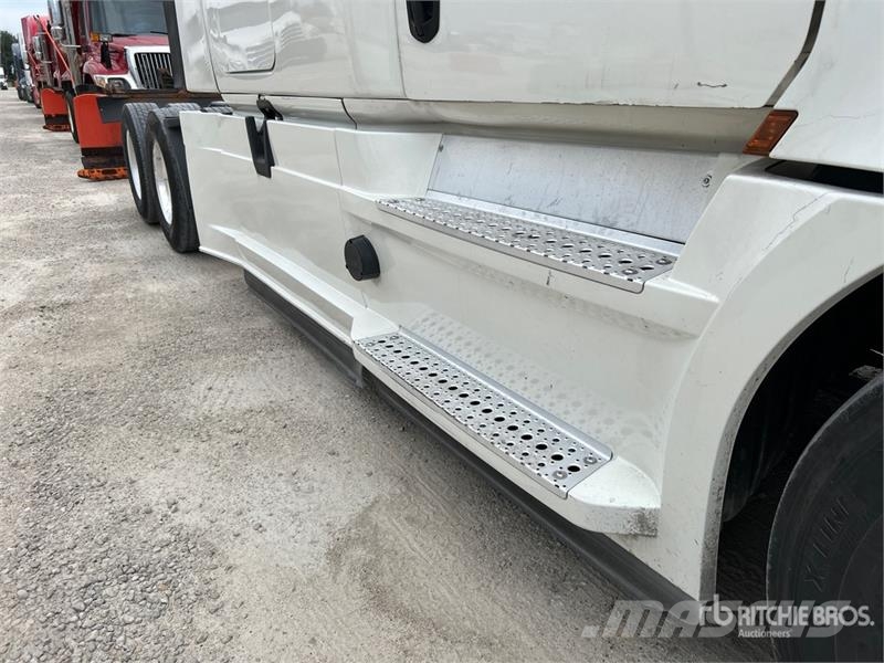 Freightliner Cascadia 126 6x4 Rebuilt Title* T/A Sleeper Truck  Cavalos mecânicos