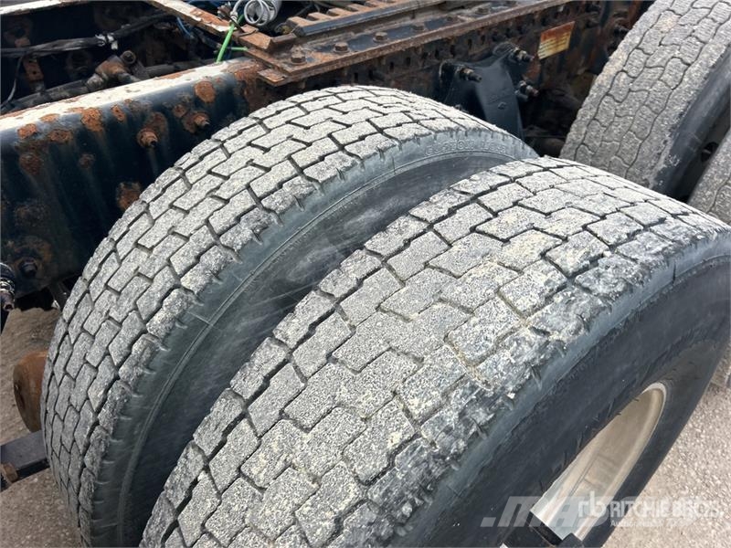 Freightliner Cascadia 126 6x4 T/A Sleeper Truck Tractor Тягачі