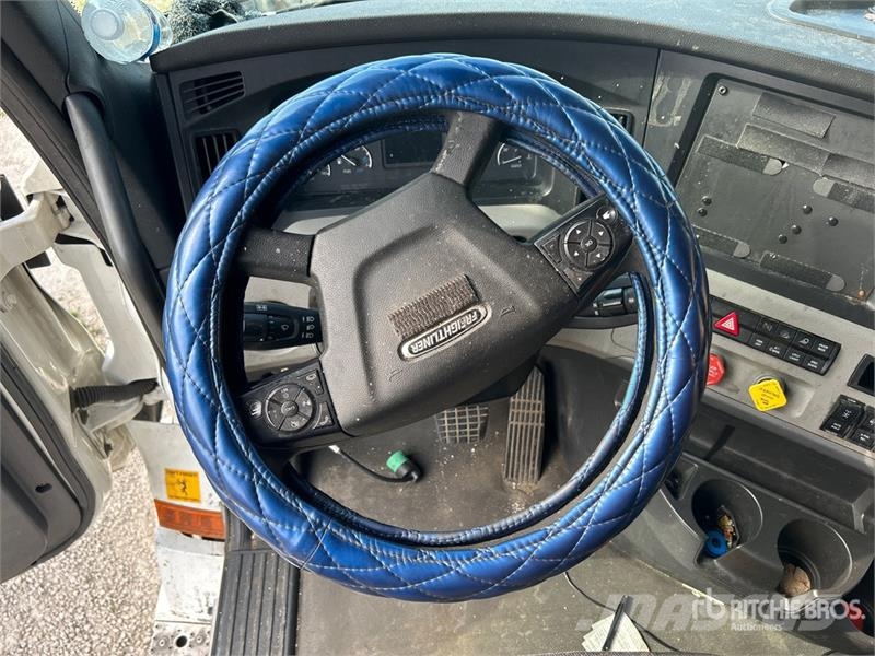 Freightliner Cascadia 126 6x4 T/A Sleeper Truck Tractor Tegljači