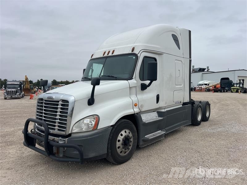 Freightliner Cascadia 125 6x4 T/A Sleeper Truck Tractor Тягачі