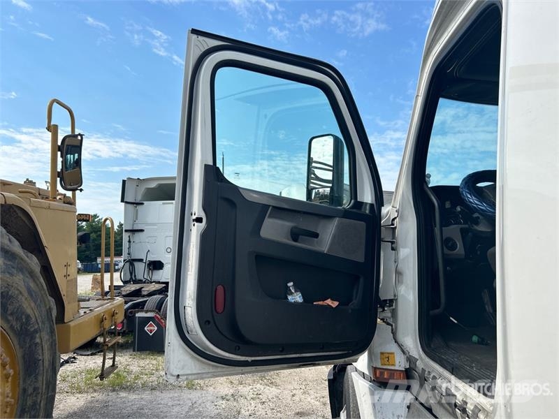 Freightliner Cascadia 126 6x4 T/A Sleeper Truck Tractor Tractor Units