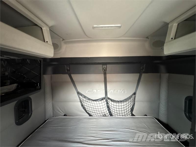 Freightliner Cascadia 126 6x4 T/A Sleeper Truck Tractor 牵引车