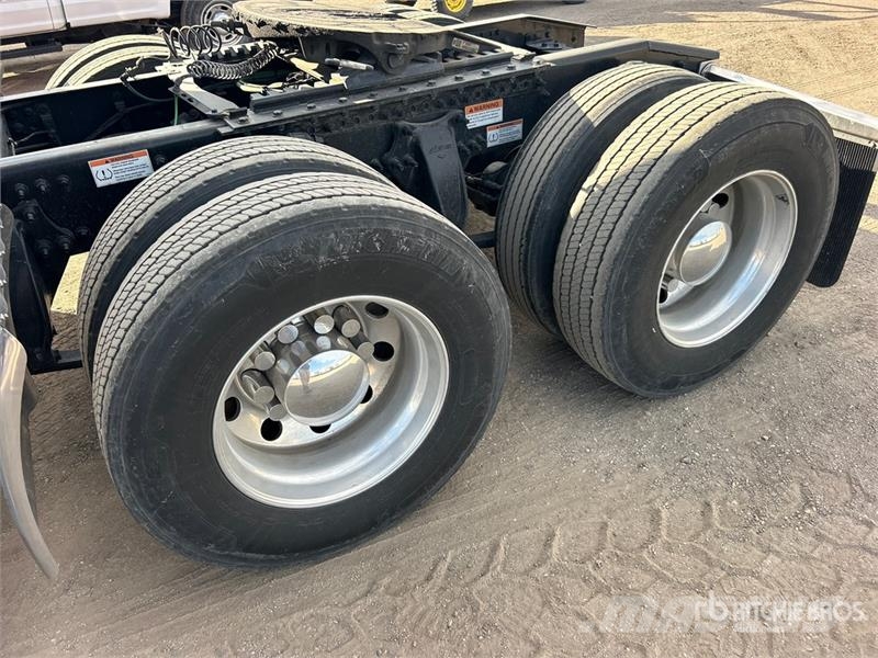 Freightliner Cascadia 126 6x4 T/A Sleeper Truck Tractor Vilcēji