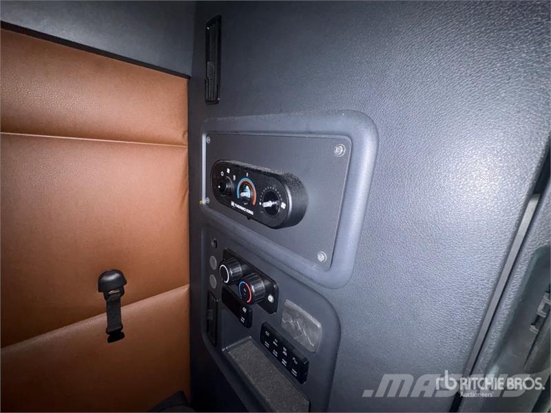 Freightliner Cascadia 126 6x4 T/A Sleeper Truck Tractor 트랙터 유닛