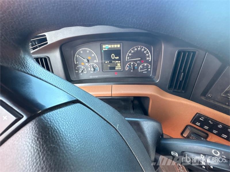 Freightliner Cascadia 126 6x4 T/A Sleeper Truck Tractor Sattelzugmaschinen