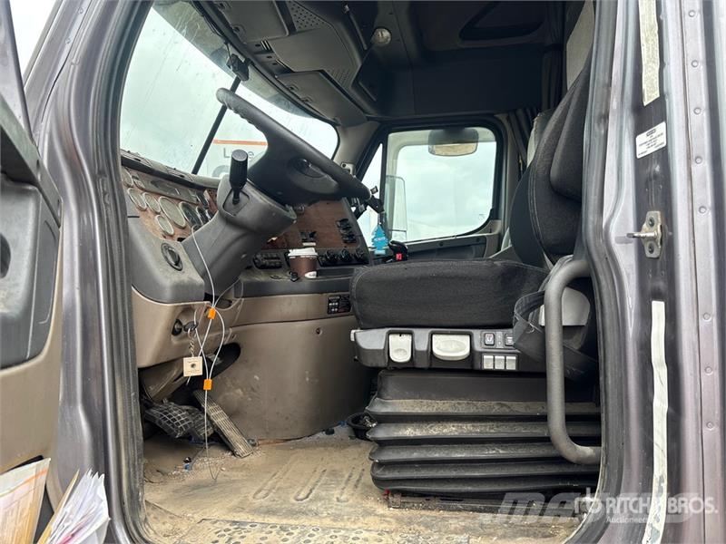 Freightliner Cascadia 125 6x4 T/A Sleeper Truck Tractor 曳引機組件
