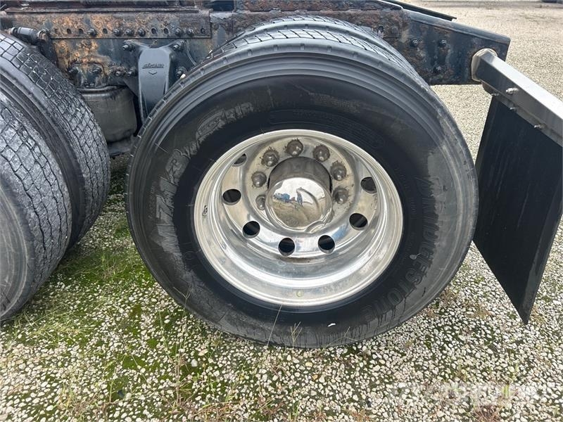 Freightliner Cascadia 126 6x4 T/A Sleeper Truck Tractor Tractor Units