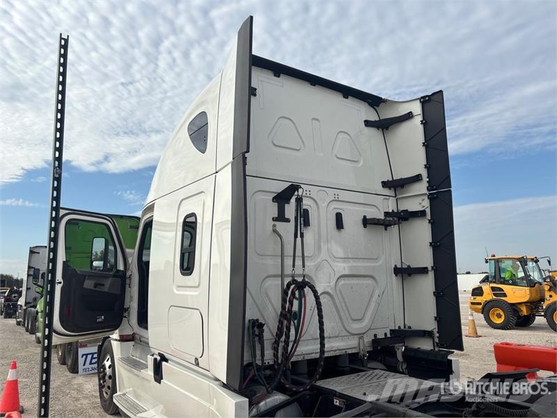 Freightliner Cascadia 126 6x4 T/A Sleeper Truck Tractor Vlačilci