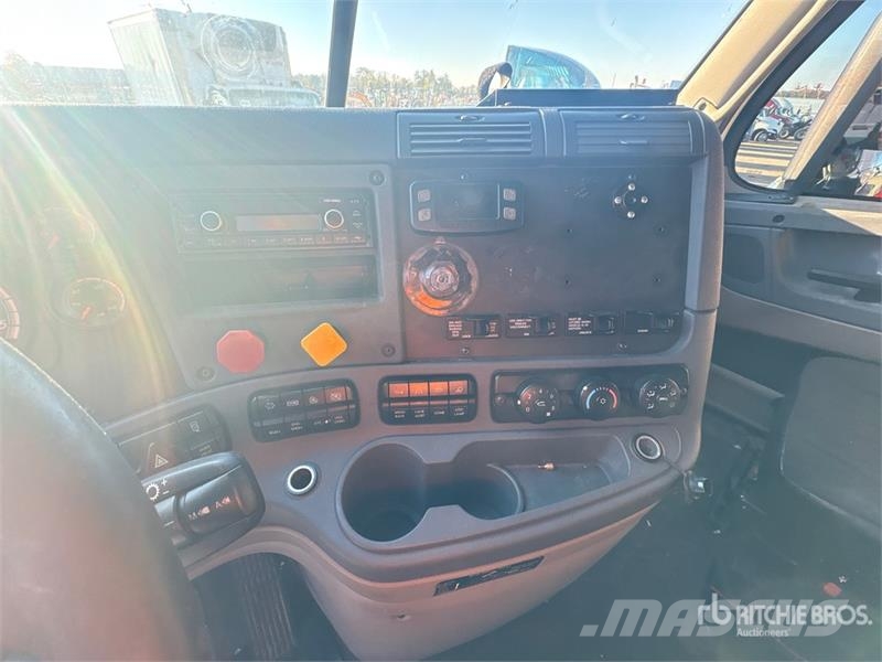Freightliner Cascadia 125 8x4 Tri/A Sleeper Truck Tractor (Inop Vilcēji