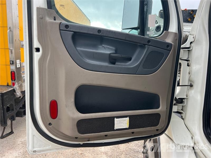 Freightliner Cascadia 125 6x4 T/A Sleeper Truck Tractor Vilcēji