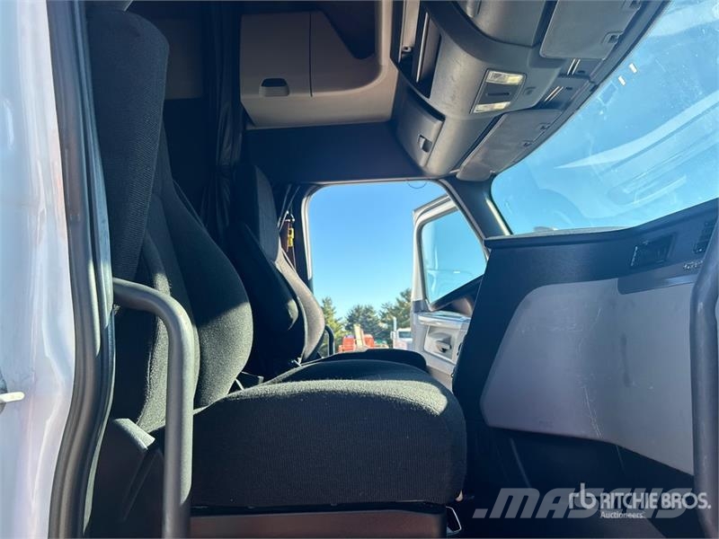 Freightliner Cascadia 126 6x4 T/A Sleeper Truck Tractor Tractor Units