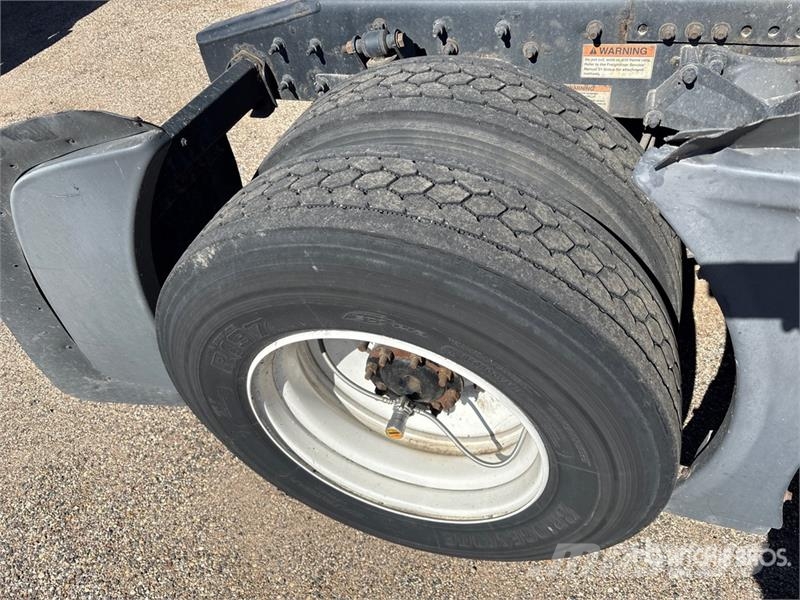 Freightliner Cascadia 126 6x4 T/A Sleeper Truck Tractor 曳引機組件