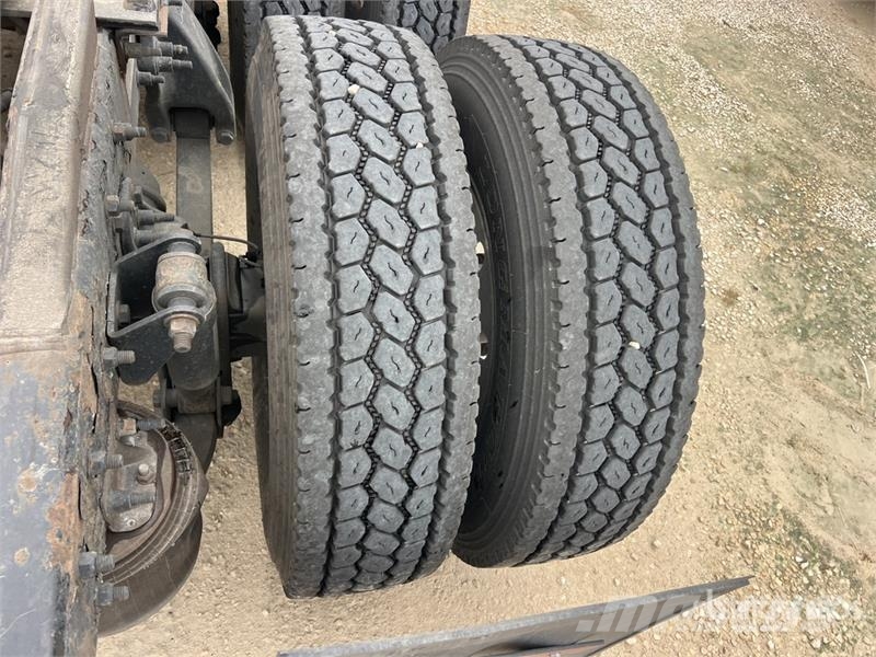 Freightliner Cascadia 125 6x4 T/A Sleeper Truck Tractor Тягачі