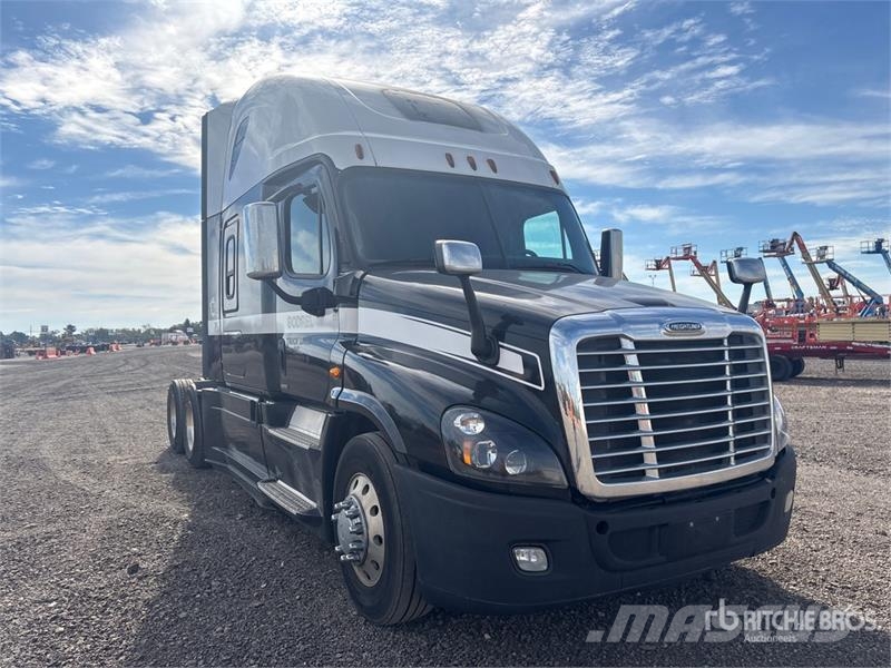 Freightliner Cascadia 125 6x4 T/A Sleeper Truck Tractor Влекачи