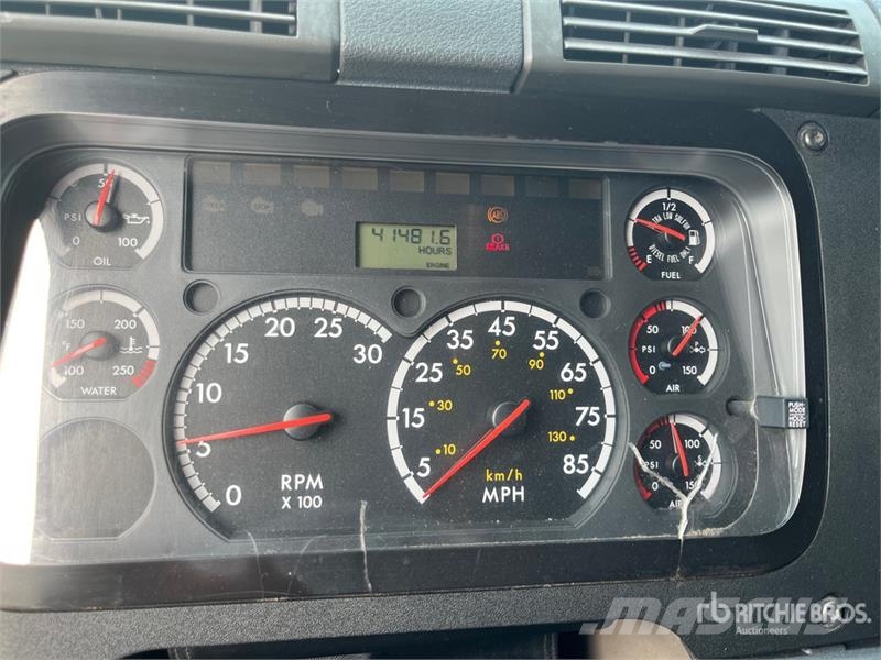 Freightliner Cascadia 125 6x4 T/A Sleeper Truck Tractor Vlačilci