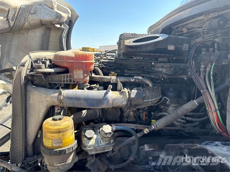 Freightliner Cascadia 126 6x4 T/A Sleeper Truck Tractor Traktorske jedinice