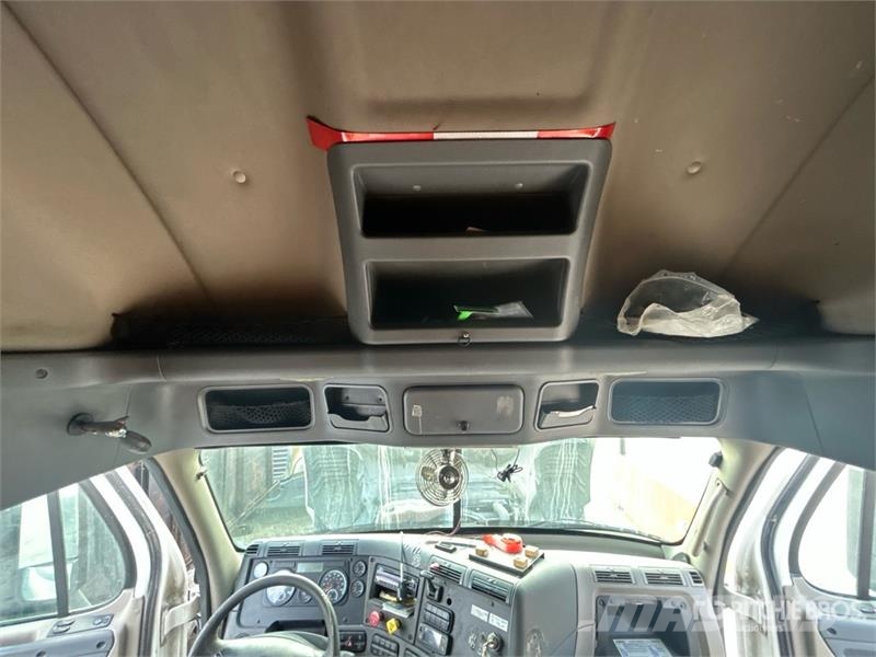 Freightliner Cascadia 125 6x4 T/A Sleeper Truck Tractor Vilcēji