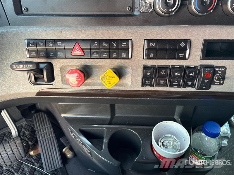 Freightliner Cascadia 126 6x4 T/A Sleeper Truck Tractor (Inoper Trekkvogner