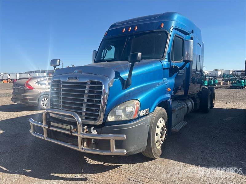 Freightliner Cascadia 125 6x4 T/A Sleeper Truck Tractor (Inoper Vlačilci