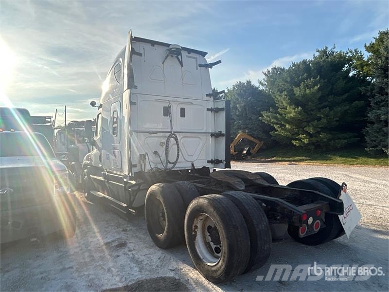 Freightliner Cascadia 125 6x4 T/A Sleeper Truck Tractor Vilcēji