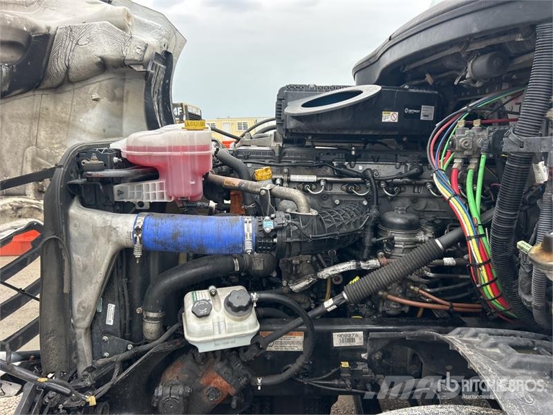 Freightliner Cascadia 126 6x4 T/A Sleeper Truck Tractor Тягачі