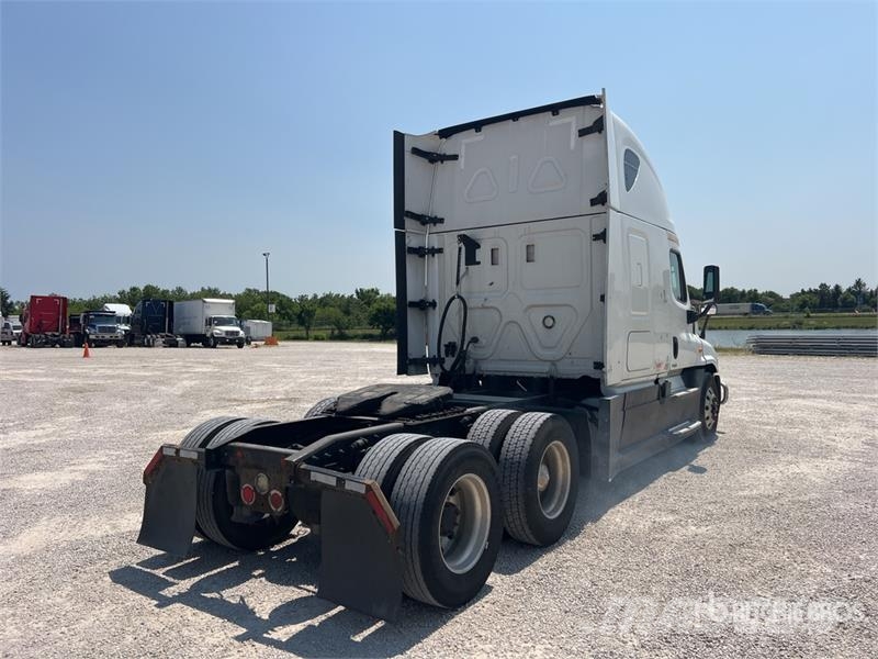 Freightliner Cascadia 125 6x4 T/A Sleeper Truck Tractor Vlačilci