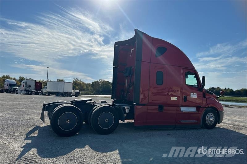 Freightliner Cascadia 126 6x4 T/A Sleeper Truck Tractor Tahače