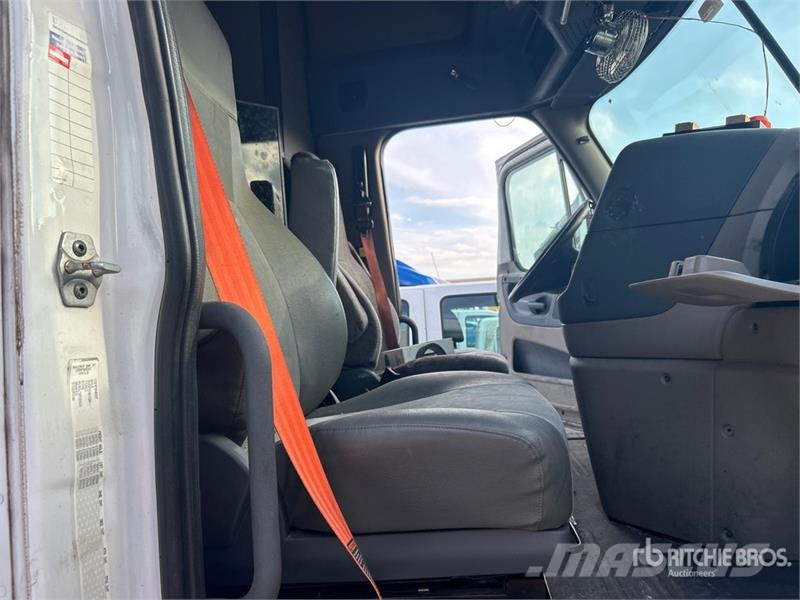 Freightliner Cascadia 125 6x4 T/A Sleeper Truck Tractor Vilcēji