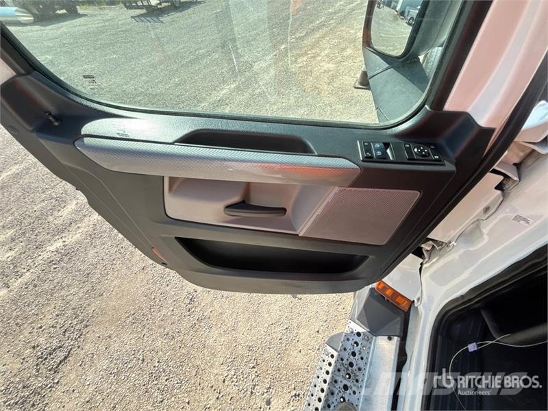 Freightliner Cascadia 126 6x4 T/A Sleeper Truck Tractor Sattelzugmaschinen