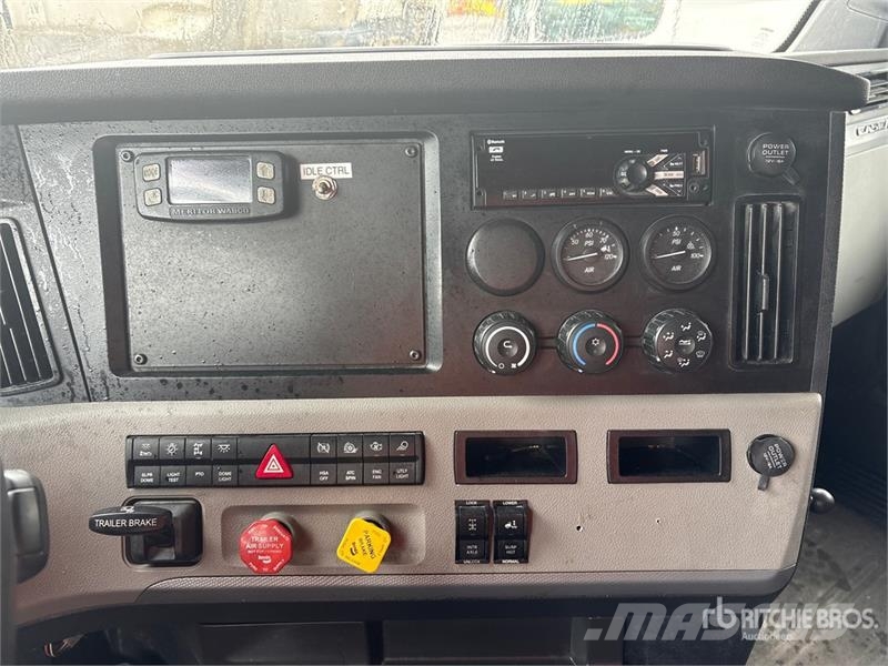 Freightliner Cascadia 126 6x4 T/A Sleeper Truck Tractor Tractor Units