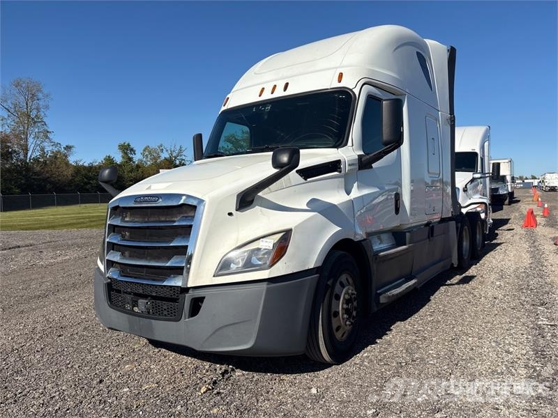 Freightliner Cascadia 126 6x4 T/A Sleeper Truck Tractor (Inoper Camiones tractor