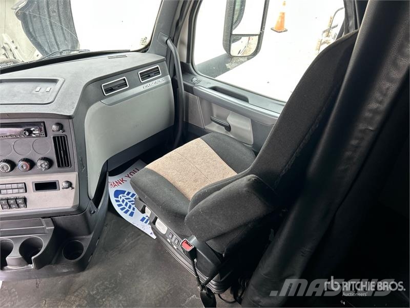 Freightliner Cascadia 126 6x4 Rebuilt Title* T/A Sleeper Truck  Cavalos mecânicos