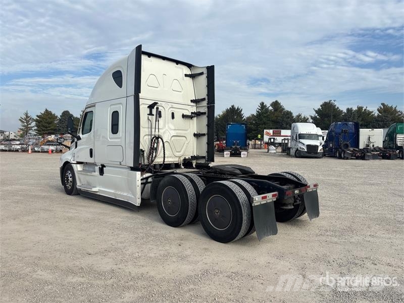 Freightliner Cascadia 126 6x4 T/A Sleeper Truck Tractor Vlačilci