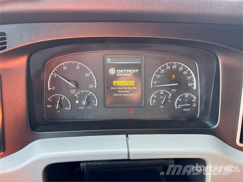 Freightliner Cascadia 126 6x4 T/A Sleeper Truck Tractor Sattelzugmaschinen