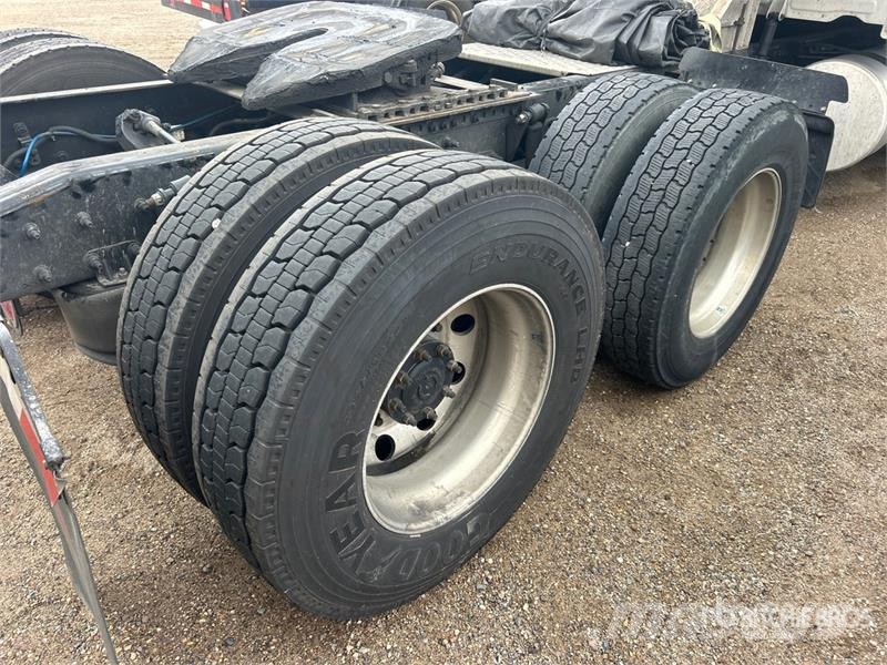 Freightliner Cascadia 125 6x4 T/A Sleeper Truck Tractor Sattelzugmaschinen