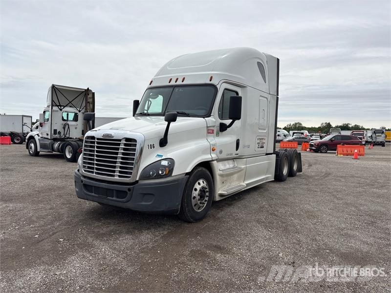 Freightliner Cascadia 125 6x4 T/A Sleeper Truck Tractor Vlačilci
