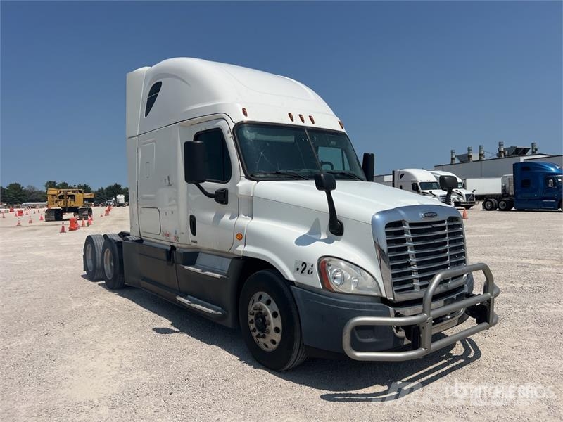 Freightliner Cascadia 125 6x4 T/A Sleeper Truck Tractor Vlačilci