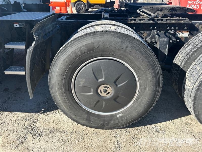 Freightliner Cascadia 126 6x4 T/A Sleeper Truck Tractor Tractor Units