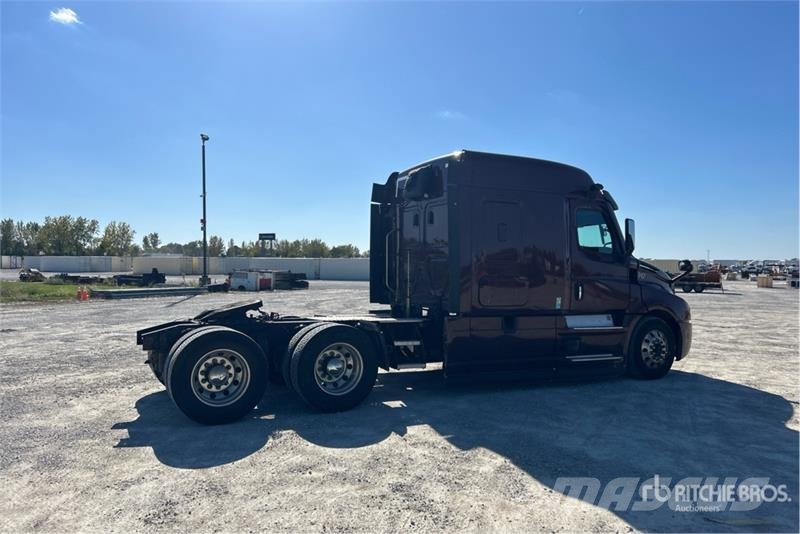 Freightliner Cascadia 126 6x4 T/A Sleeper Truck Tractor Vlačilci